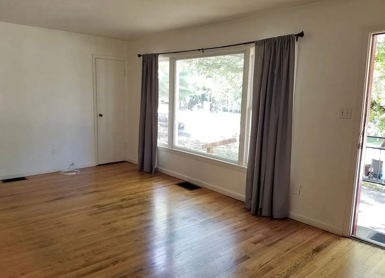 4BR 2BA - Walk to campus! Available August 1 2027 — Photo 3