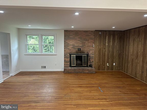 3rd image of 4608 Marie St