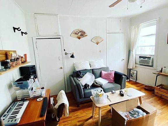 4th image of 79 Meserole St APT 1