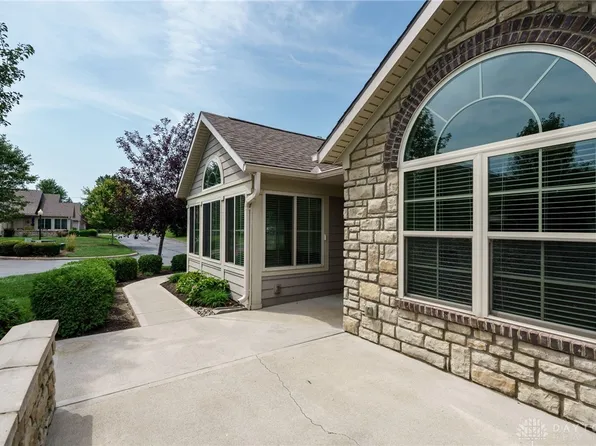 156 Scarborough Village Dr, Dayton, OH 45458