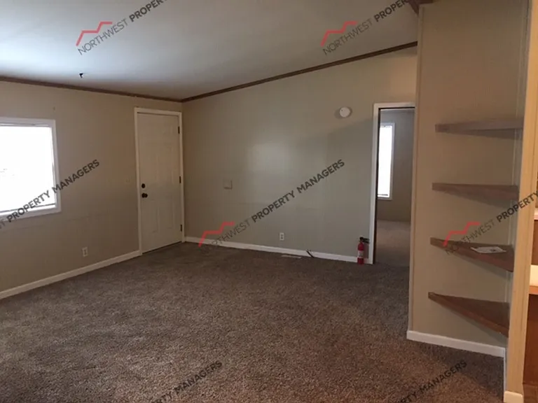 2495 NE Kresky Ave — Photo 2