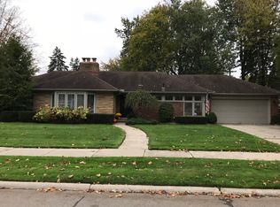 411 Lexington Rd, Grosse Pointe Farms, MI 48236