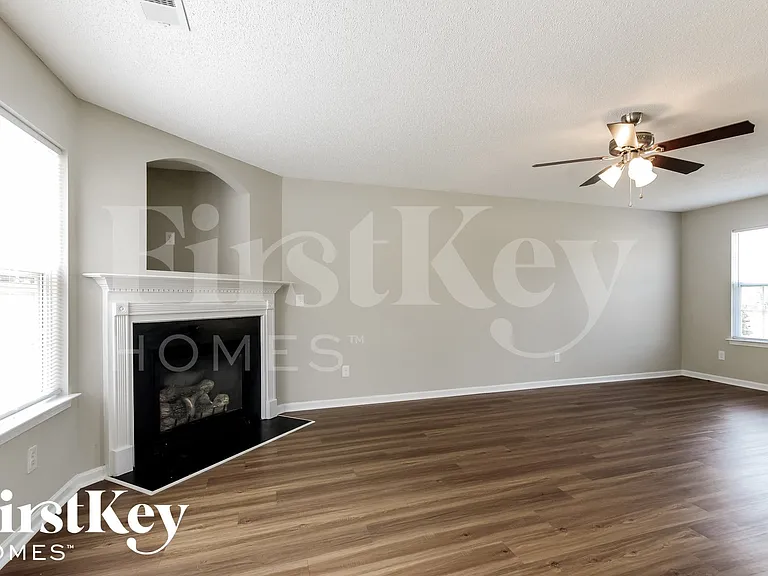 1102 Eastwood Dr — Photo 4