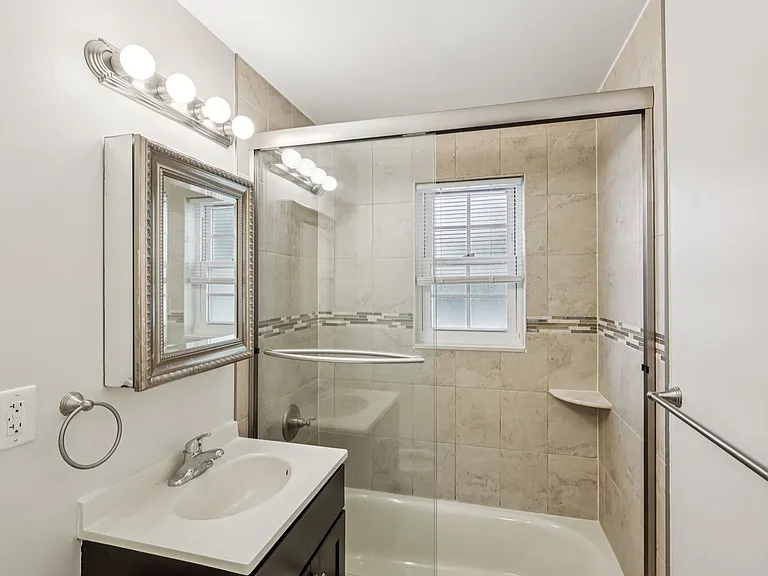 Queens Gardens Apartments — Photo 6