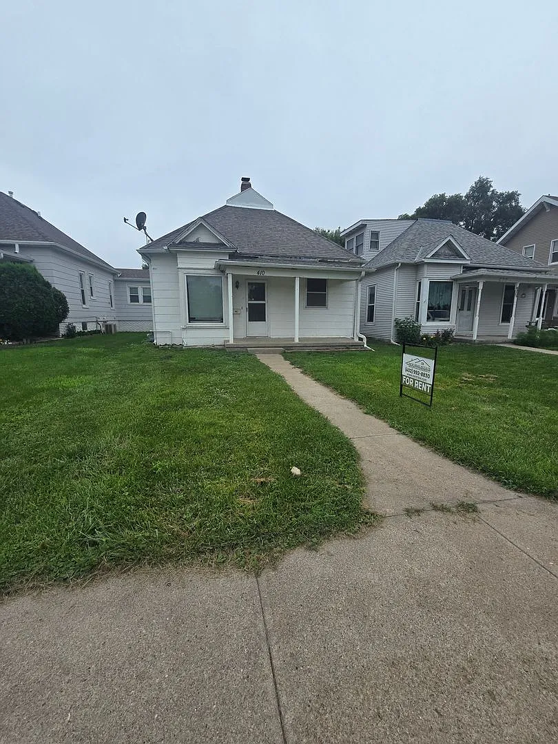 For Rent: Cozy 2 Bedroom, 1 Bathroom Single-Family Home with 1-Car Garage — Photo 1