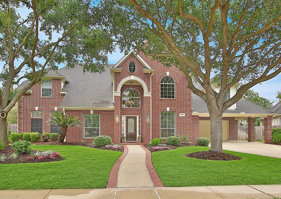 Welcome home! Beautiful custom home located in the gated neighborhood of Bayou Oaks in Cinco Ranch is just over 3700 Sf of beautiful home.