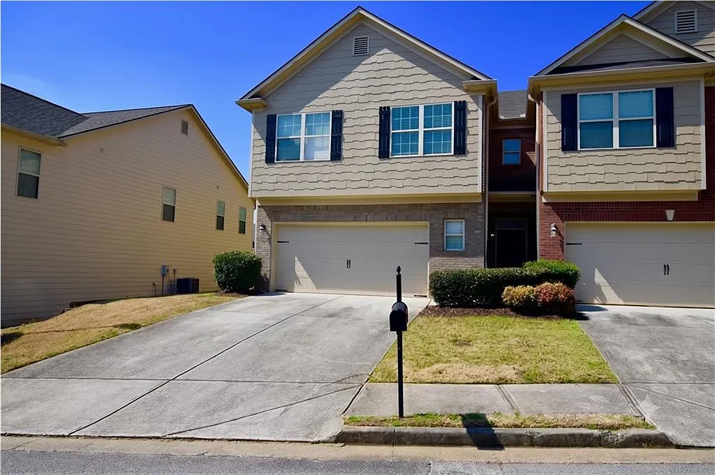 4 bed, 2.5 bath, 2300 sqft, $2,195 — Photo 2