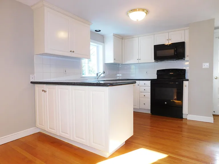 62 Wentworth St — Photo 9