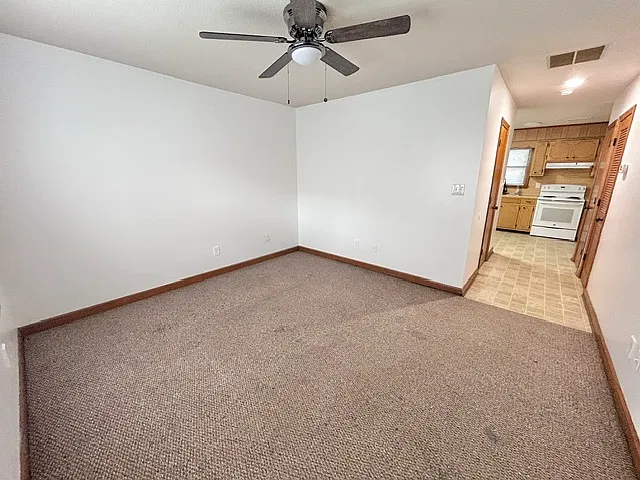 2 bed, 1.5 bath, 1000 sqft, $975 — Photo 4