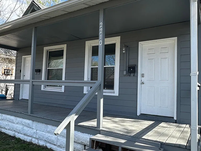 2210 Lee Ave — Photo 2