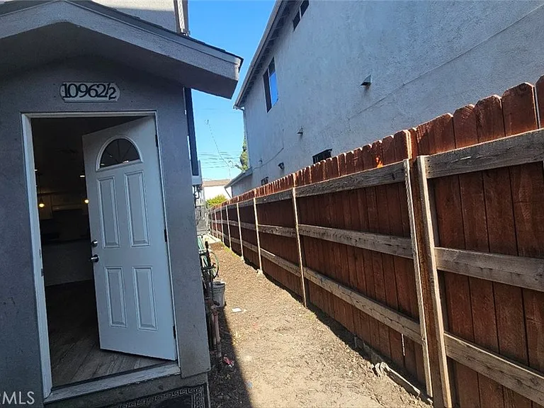 10962 1/2 Avalon Blvd — Photo 52