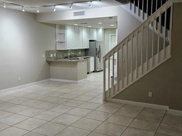 5533 Cove Cir #83, Naples, FL 34119