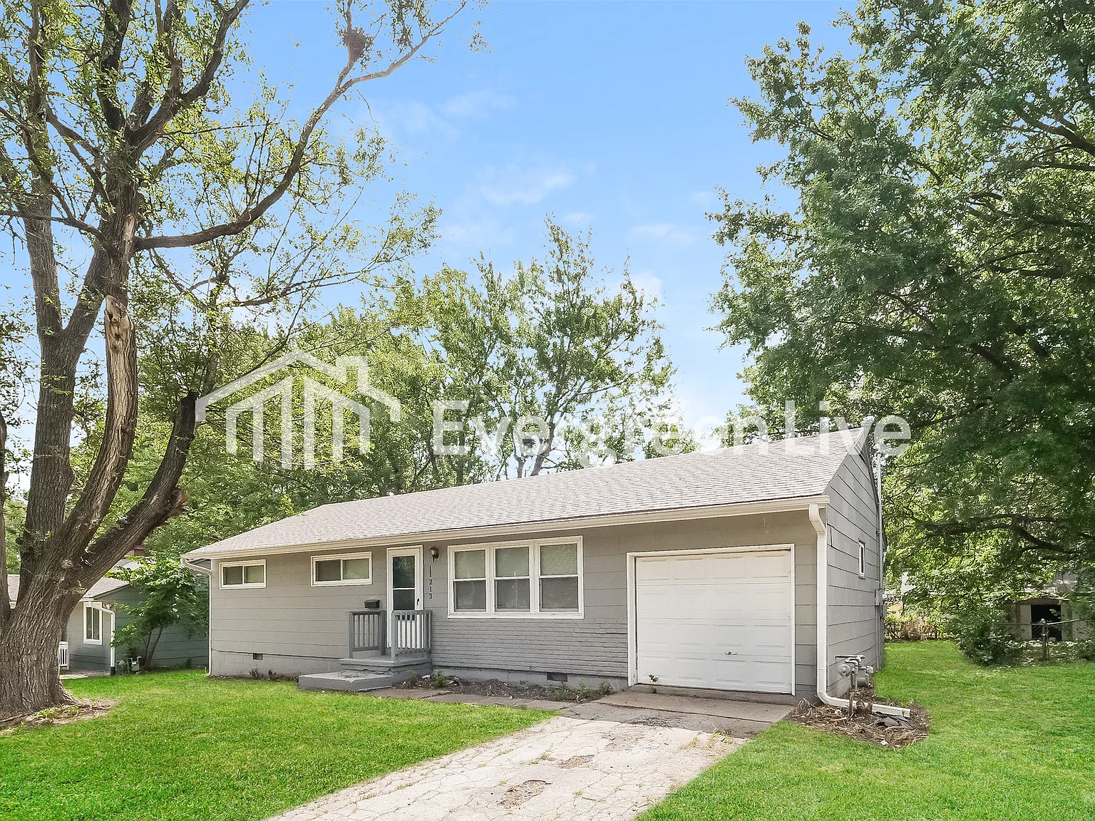 3 bed, 1.0 bath, 936 sqft, $1,295 — Photo 2