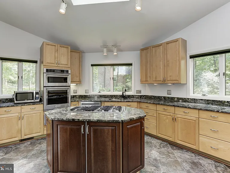 10373 Currycomb Ct — Photo 3