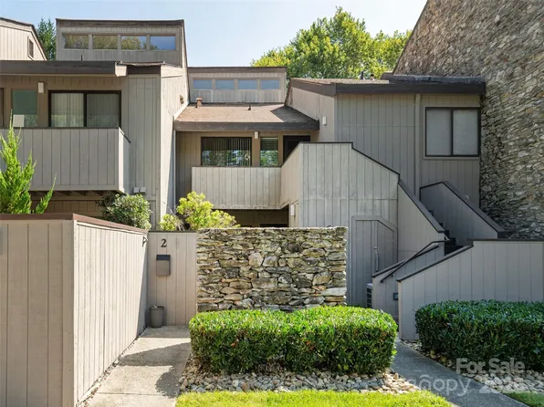 2 Lakemoor Ln, Hendersonville, NC 28739