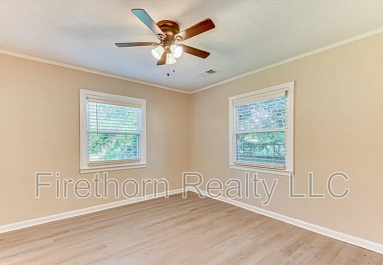 924 Royalette Ave — Photo 16
