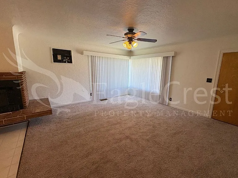 542 E Chestnut St — Photo 16