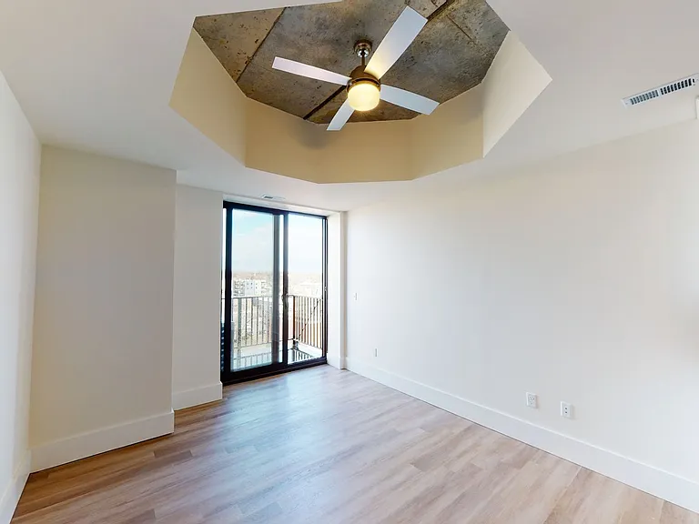 300 East Apartments — Photo 15