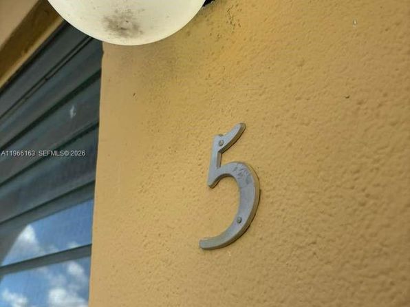 301 Sharar Ave APT 5