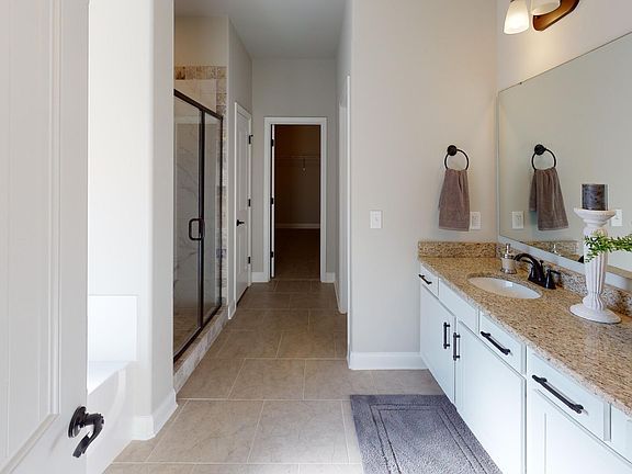 Full Bathroom in Premier Series 3018 From Hyde Homes