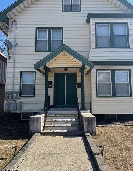 284 Seymour Ave — Photo 1