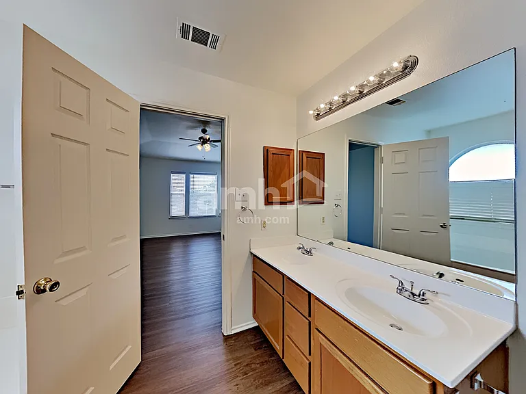2915 Encino Riv — Photo 13