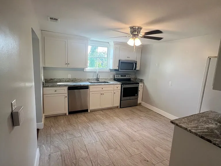 405 E Duffy St — Photo 14