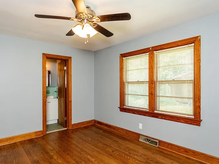300 Tyson Ave — Photo 15