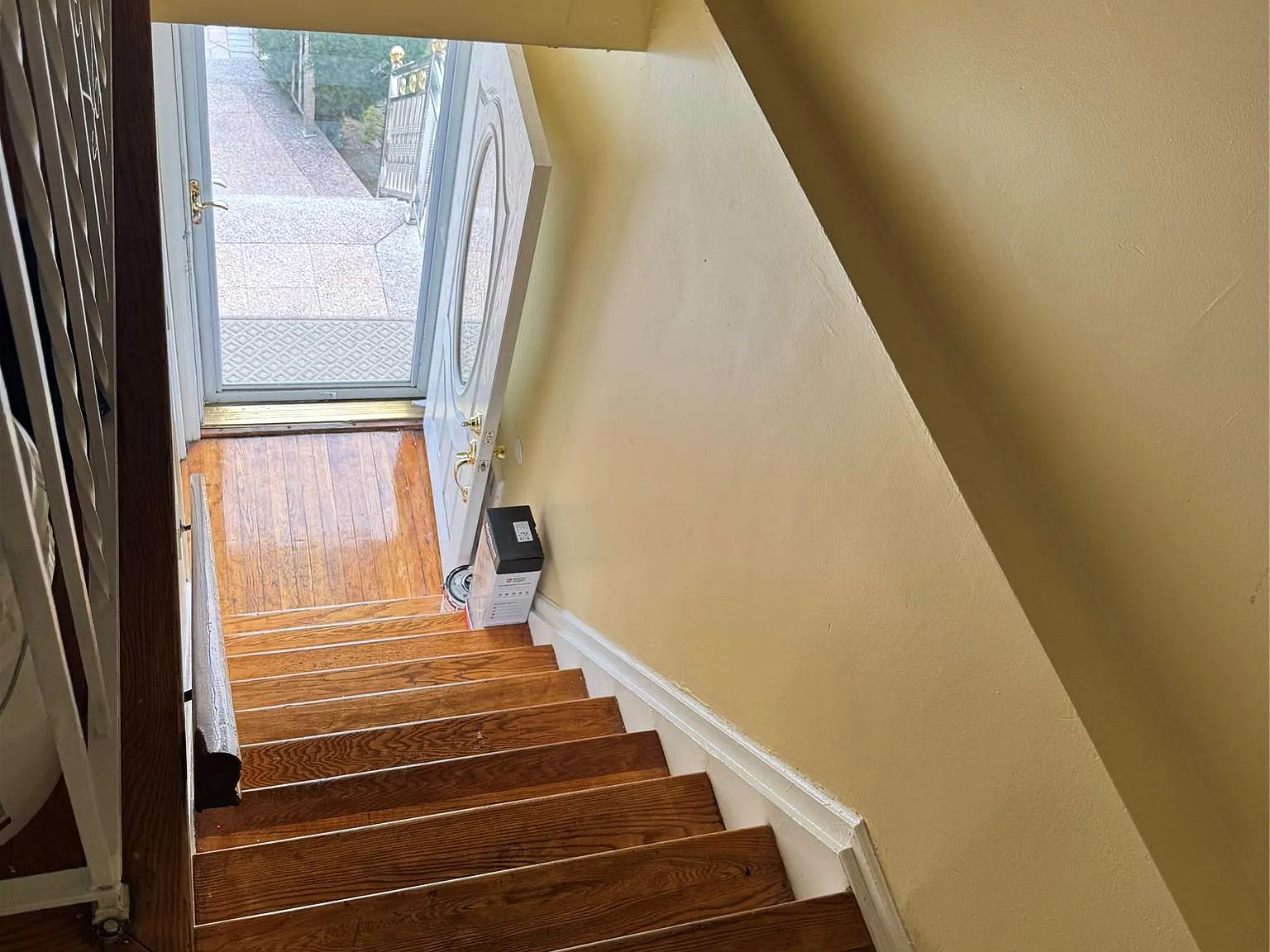 3 bed, 1.5 bath, 2300 sqft, $3,200 — Photo 2
