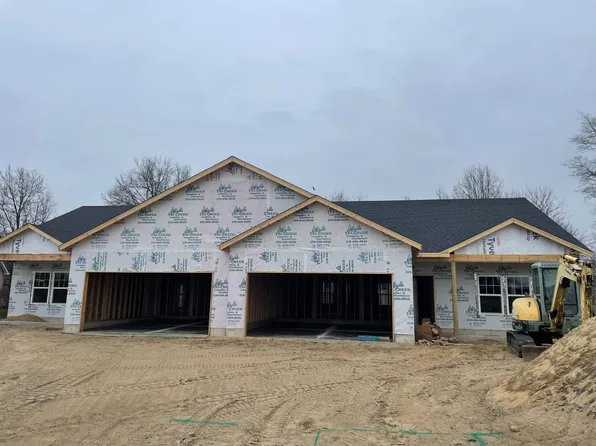 748 Blackstone Ct, Kouts, IN 46347