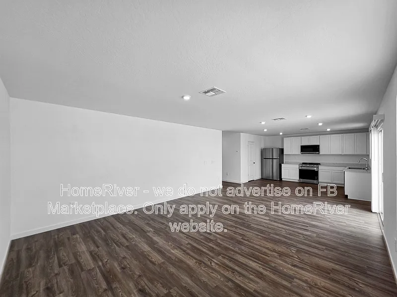 4 bed, 2.5 bath, 1943 sqft, $1,985 — Photo 3