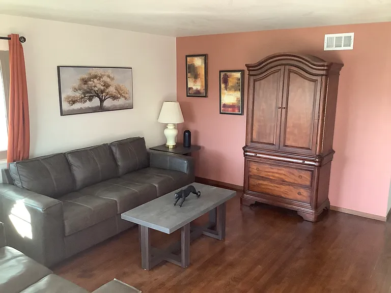 453 Leslie Ave — Photo 7