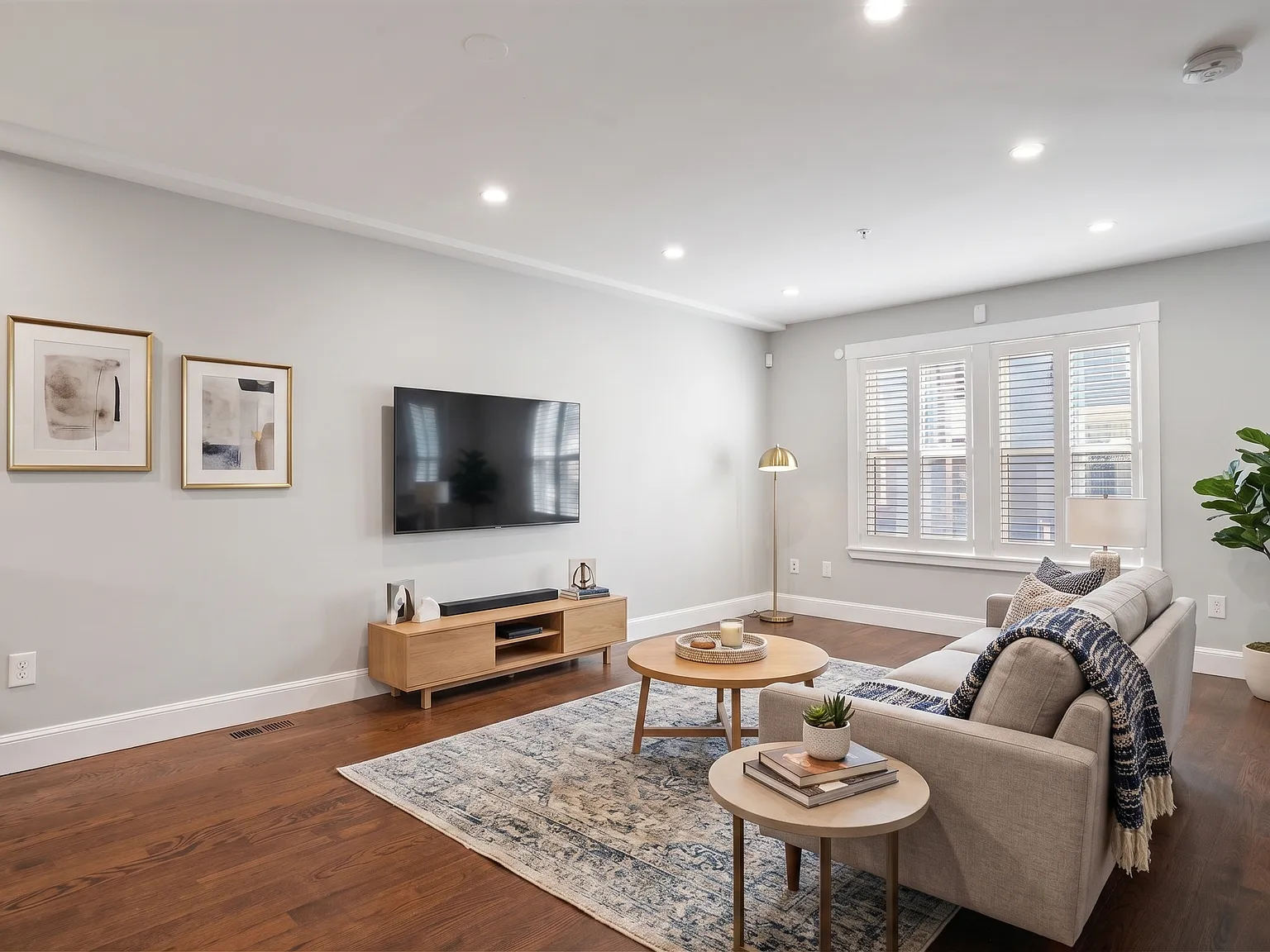 4 bed, 2.5 bath, 1643 sqft, $5,200 — Photo 1