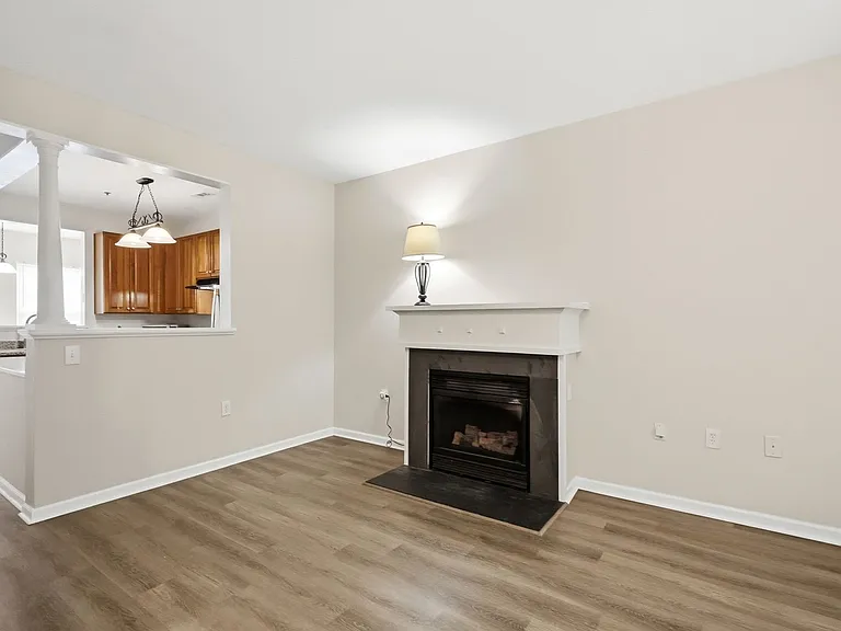 614 E 9th St — Photo 18