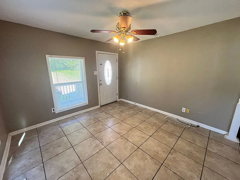 607 N Hocker Ave — Photo 3