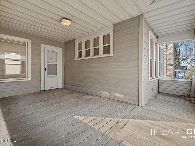 58 Caledonia St NE — Photo 4