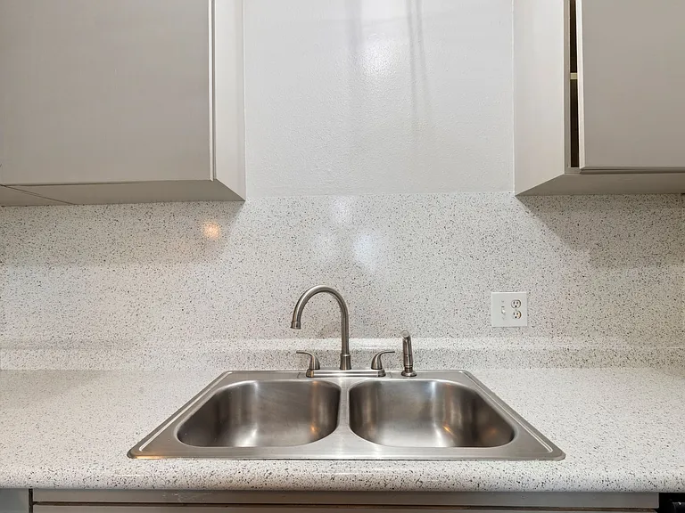 Colonial Terrace — Photo 24