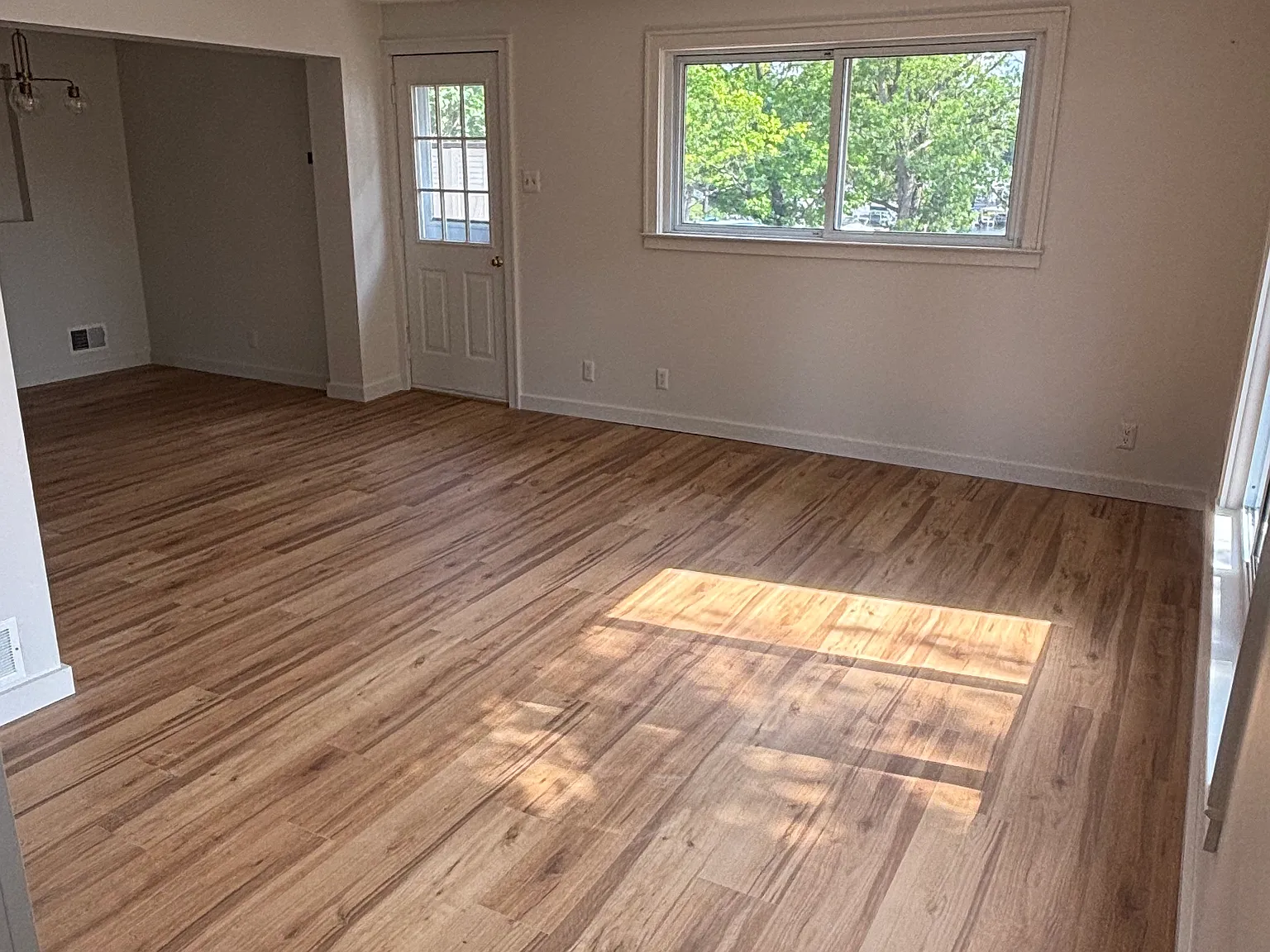 484 Cushing St — Photo 2