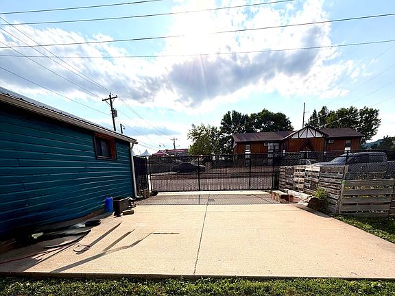 5th image of 892 Dudley St