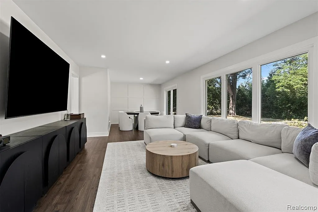 4 bed, 2.0 bath, 2118 sqft, $4,950 — Photo 3