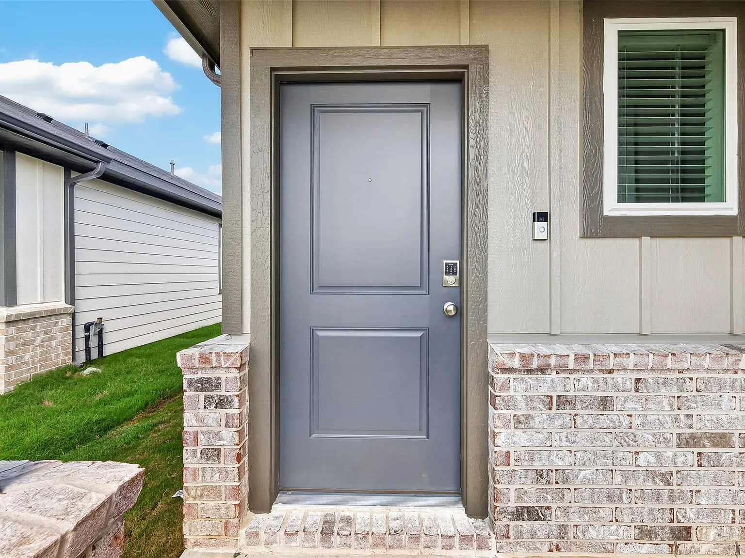 3 bed, 2.0 bath, 1830 sqft, $1,900 — Photo 3