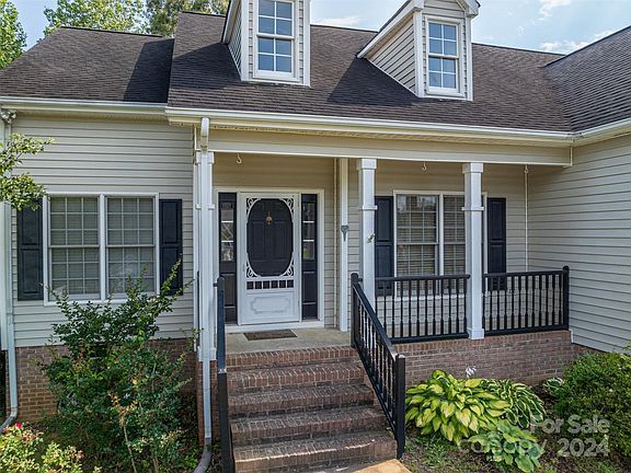 5th image of 1202 Laurel Woods Dr