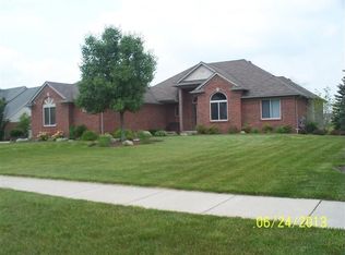 7122 White Tail Dr, Grand Blanc, MI 48439