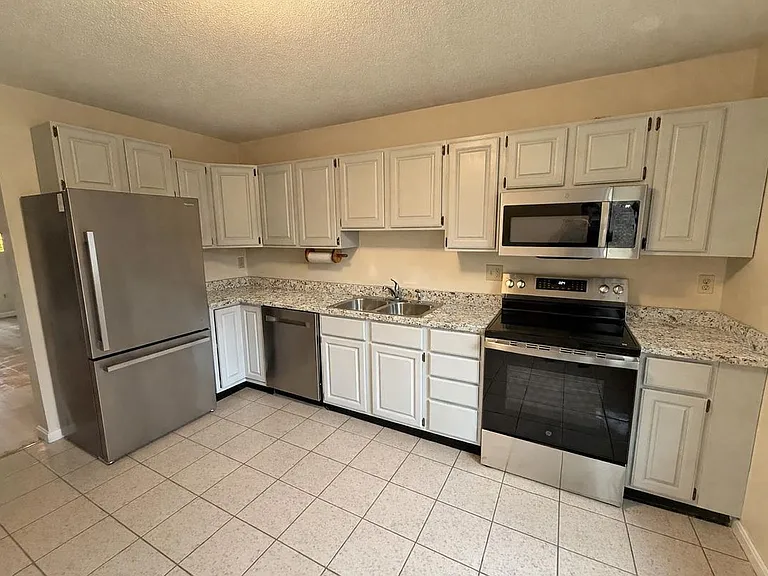 L4 Stonehedge Dr #L4 — Photo 5