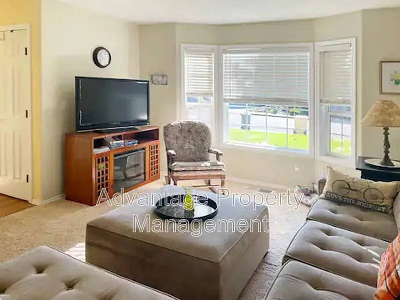 3 bed, 2.5 bath, 2005 sqft, $4,000 — Photo 3
