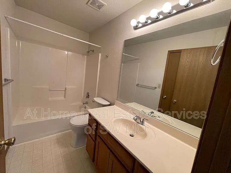 877 N 22nd St — Photo 9
