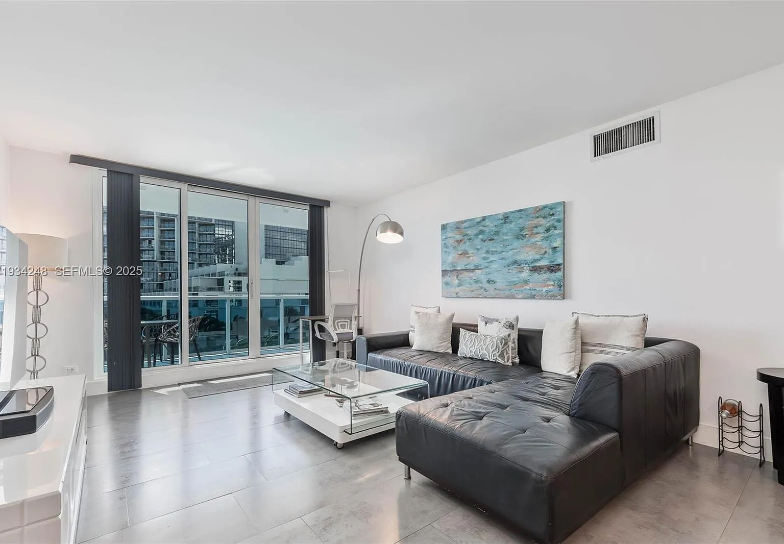 Roney Palace Condo — Photo 4