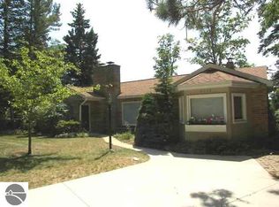 2756 Neahtawanta Rd, Traverse City, MI 49686