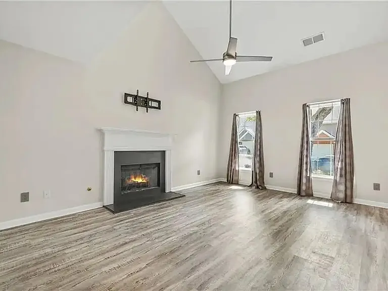 1288 Gates Cir SE — Photo 2