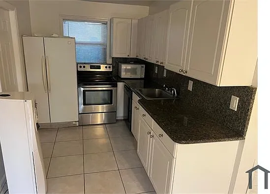 2 bed, $2,574 — Photo 3